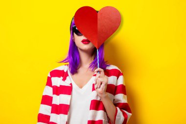 kalp şekli tutan mor saçlı kız