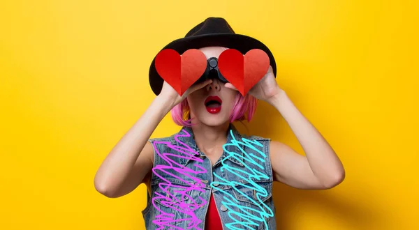 Chica hipster con estilo de pelo rosa con prismáticos —  Fotos de Stock