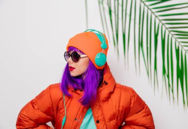 kulaklıklarla ceketli mor saçlı kız