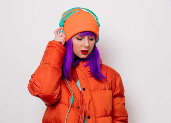 Dziewczyna z fioletowymi włosami w kurtka ze słuchawkami — Zdjęcie stockowe