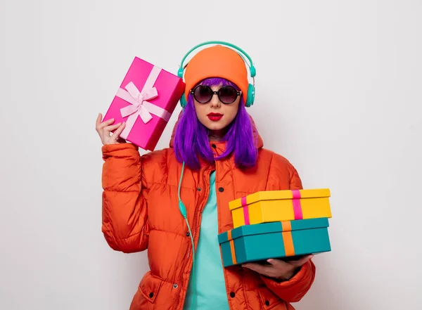 ヘッドフォンや贈り物で紫髪の少女 — ストック写真