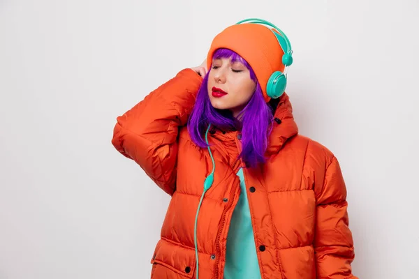 Портрет Красивой Девушки Фиолетовыми Волосами Оранжевой Шляпе Куртке Наушниками Белом — стоковое фото