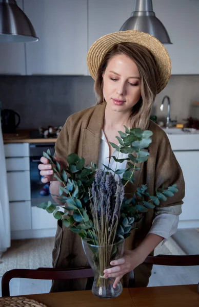 Hermosa Chica Chaqueta Con Eucalipto Algodón Planta Una Cocina Casa —  Fotos de Stock