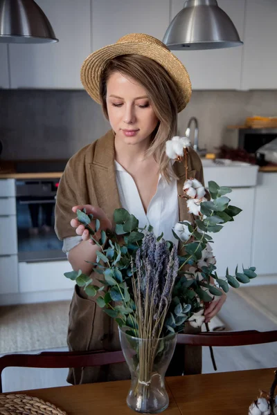 Güzel Kız Ile Okaliptüs Pamuk Bitki Bir Mutfak Evde Ceketli — Stok fotoğraf