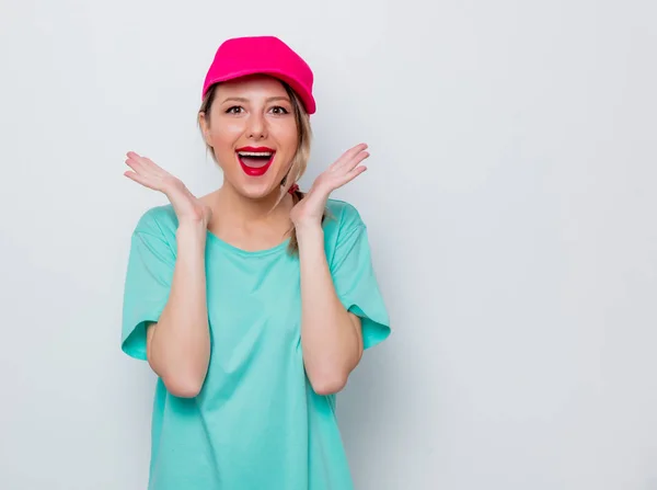 Schönes Junges Mädchen Rosa Kappe Und Blauem Shirt Auf Weißem — Stockfoto