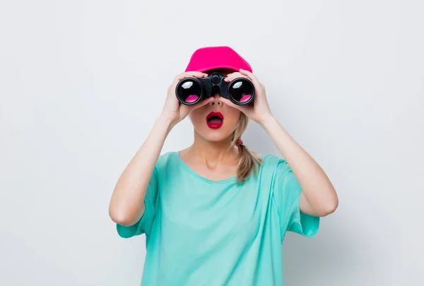 Hermosa Joven Gorra Rosa Camiseta Azul Busca Algo Con Binocular —  Fotos de Stock