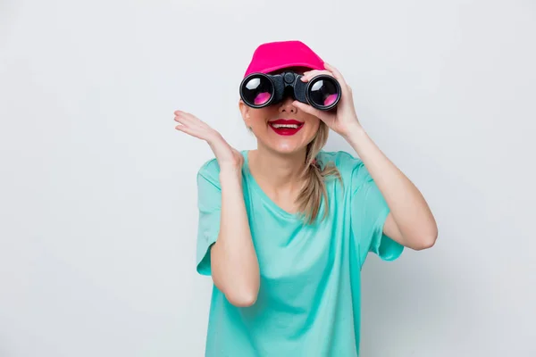 Hermosa Joven Gorra Rosa Camiseta Azul Busca Algo Con Binocular —  Fotos de Stock