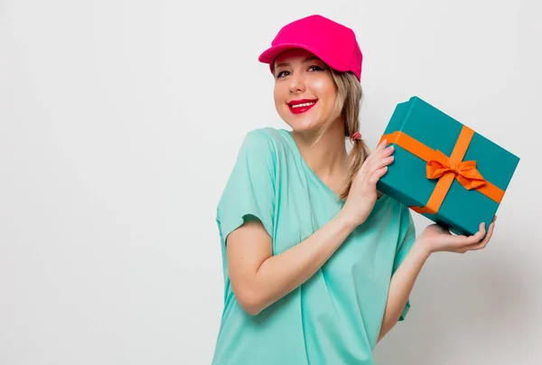 Hermosa Chica Joven Gorra Rosa Camiseta Azul Con Caja Regalo —  Fotos de Stock