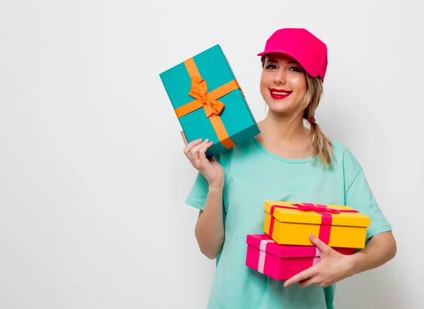 Hermosa Chica Joven Gorra Rosa Camiseta Azul Con Cajas Regalo — Foto de Stock