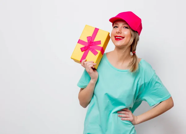 Schönes Junges Mädchen Rosa Mütze Und Blauem Shirt Mit Urlaubsgeschenkbox — Stockfoto