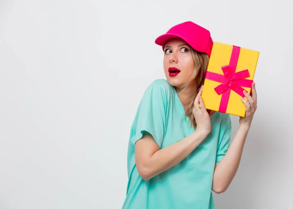 Hermosa Chica Joven Gorra Rosa Camiseta Azul Con Caja Regalo — Foto de Stock