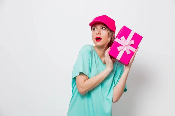 Piękna Młoda Dziewczyna Różowym Wieczkiem Niebieski Shirt Holiday Box Obecny — Zdjęcie stockowe