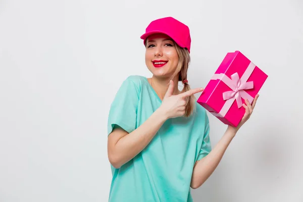 Hermosa Chica Joven Gorra Rosa Camiseta Azul Con Caja Regalo — Foto de Stock