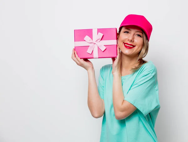 Schönes Junges Mädchen Rosa Mütze Und Blauem Shirt Mit Urlaubsgeschenkbox — Stockfoto