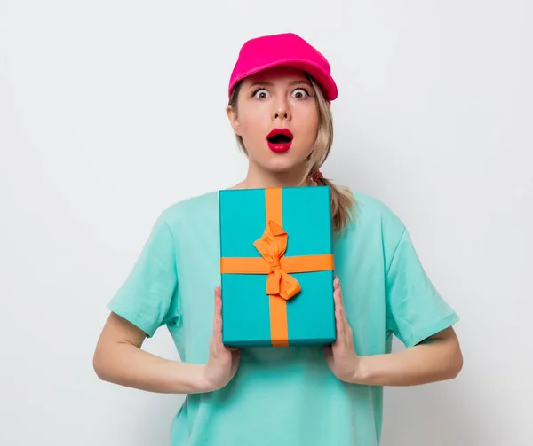 Hermosa Chica Joven Gorra Rosa Camiseta Azul Con Caja Regalo —  Fotos de Stock