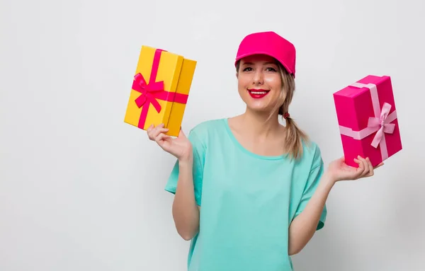 Hermosa Chica Joven Gorra Rosa Camiseta Azul Con Cajas Regalo — Foto de Stock