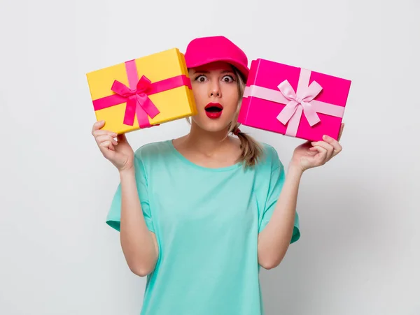 Hermosa Chica Joven Gorra Rosa Camiseta Azul Con Cajas Regalo — Foto de Stock