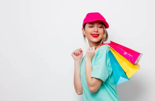 Mooi Jong Meisje Roze Cap Blauwe Shirt Met Boodschappentassen Witte — Stockfoto