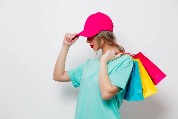 Bella Ragazza Berretto Rosa Shirt Blu Con Borse Della Spesa — Foto Stock