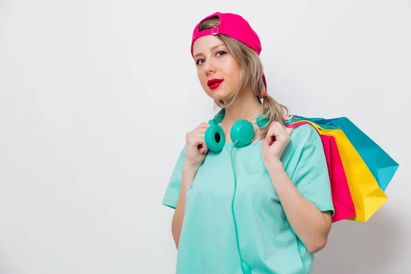 Hermosa Joven Gorra Rosa Camiseta Azul Con Bolsas Compras Sobre —  Fotos de Stock