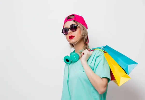 Hermosa Joven Gorra Rosa Camiseta Azul Con Bolsas Compras Sobre — Foto de Stock