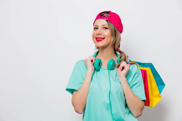 Menina Bonita Boné Rosa Camiseta Azul Com Sacos Compras Fundo — Fotografia de Stock