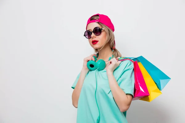 Bella Ragazza Berretto Rosa Shirt Blu Con Borse Della Spesa — Foto Stock