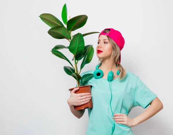 Menina Bonita Boné Rosa Camiseta Azul Com Planta Verde Fundo — Fotografia de Stock