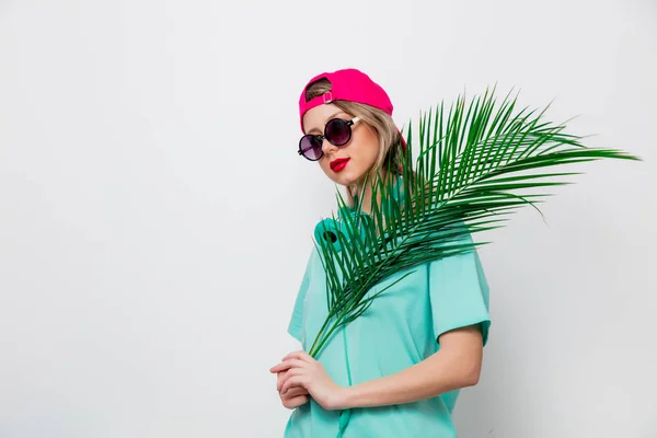 Bella Ragazza Berretto Rosa Shirt Blu Con Ramo Palma Verde — Foto Stock