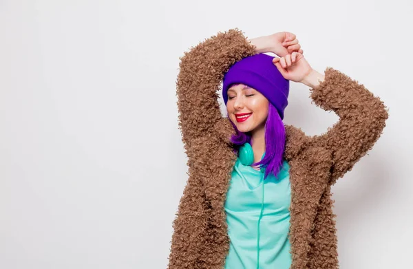 Menina Bonita Com Cabelo Roxo Jaqueta Fundo Branco — Fotografia de Stock