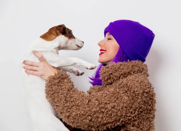 Schönes Junges Mädchen Mit Lila Haaren Jacke Mit Hund Auf — Stockfoto