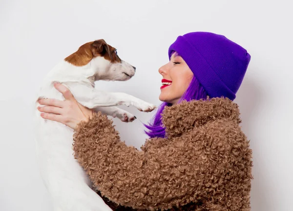 Hermosa Joven Con Pelo Morado Chaqueta Con Perro Sobre Fondo — Foto de Stock