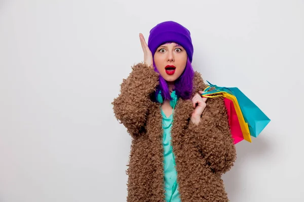 Hermosa Joven Con Pelo Morado Chaqueta Con Bolsas Compras Sobre — Foto de Stock