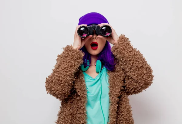 白い背景の上の双眼鏡を探してジャケットに紫の髪の美しい少女 — ストック写真