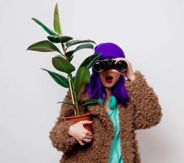 Belle Jeune Fille Aux Cheveux Violets Veste Avec Binoculaire Plante — Photo