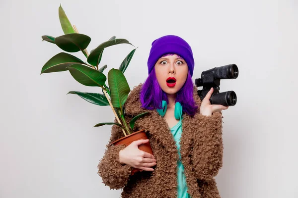 Hermosa Joven Con Pelo Morado Chaqueta Con Binocular Planta Sobre — Foto de Stock