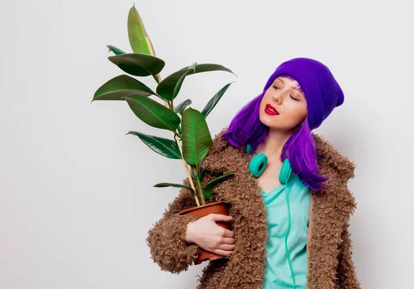 美丽的年轻女孩与紫色头发在夹克与植物在白色背景 — 图库照片