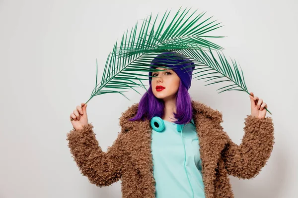 Menina Bonita Com Cabelo Roxo Jaqueta Com Folha Palma Fundo — Fotografia de Stock