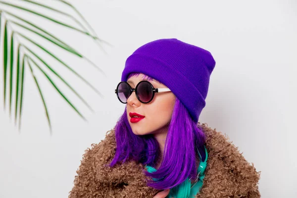 Menina Bonita Com Cabelo Roxo Jaqueta Com Folha Palma Fundo — Fotografia de Stock