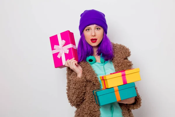 Hermosa Joven Con Pelo Morado Chaqueta Con Cajas Regalo Vacaciones — Foto de Stock