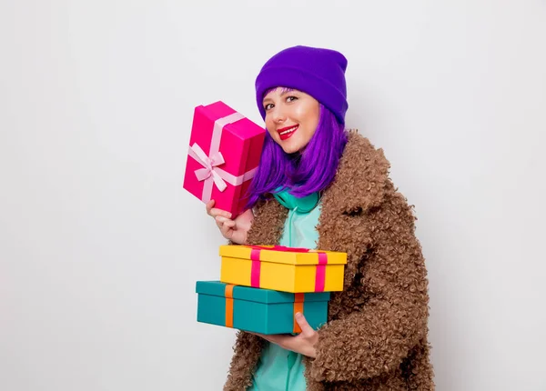 Όμορφη Νεαρή Κοπέλα Μοβ Μαλλιά Σακάκι Κουτιά Δώρων Διακοπών Λευκό — Φωτογραφία Αρχείου