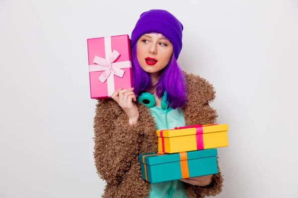 Όμορφη Νεαρή Κοπέλα Μοβ Μαλλιά Σακάκι Κουτιά Δώρων Διακοπών Λευκό — Φωτογραφία Αρχείου