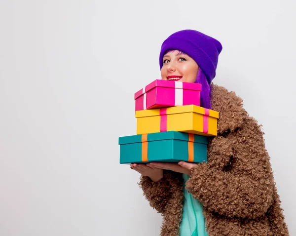 Bella Ragazza Con Capelli Viola Giacca Con Scatole Regalo Vacanza — Foto Stock