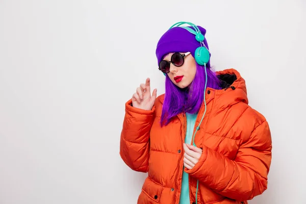 Menina Bonita Com Cabelo Roxo Jaqueta Laranja Ouvir Música Fones — Fotografia de Stock