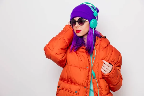 Menina Bonita Com Cabelo Roxo Jaqueta Laranja Ouvir Música Fones — Fotografia de Stock