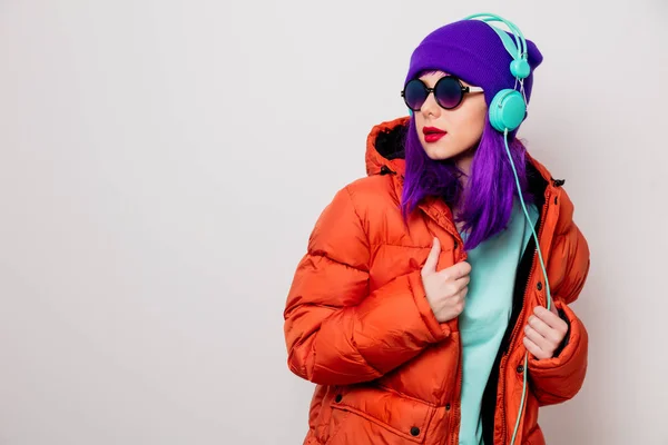 Menina Bonita Com Cabelo Roxo Jaqueta Laranja Ouvir Música Fones — Fotografia de Stock