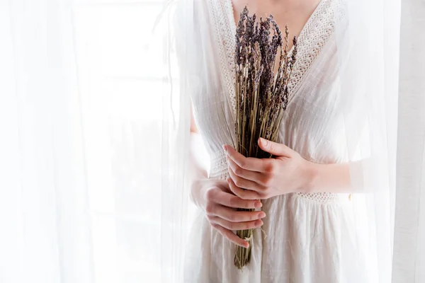 Donna Abito Bianco Che Tiene Lavanda Mano Stare Vicino Alla — Foto Stock