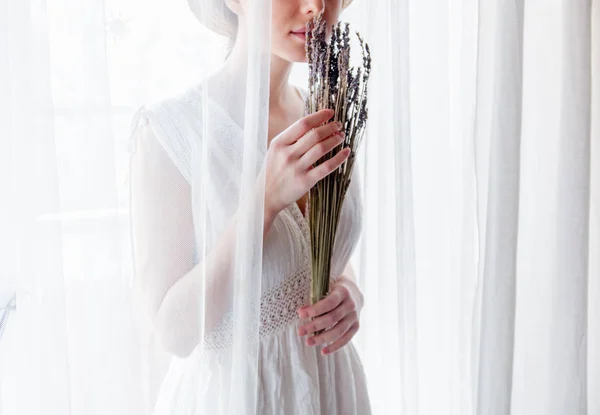Frau Weißem Kleid Hält Lavendel Den Händen Und Bleibt Fenster — Stockfoto