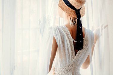 Beyaz kadın lavanta elinde tutan elbise ve pencere kal. Yüksek anahtar tarzı görüntü