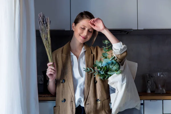 Bella Ragazza Giacca Con Tote Bag Piante Cucina Casa Concetto — Foto Stock